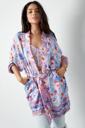 Kurzer Kimono mit lila Blüten – mehrfarbig h5 Bild5
